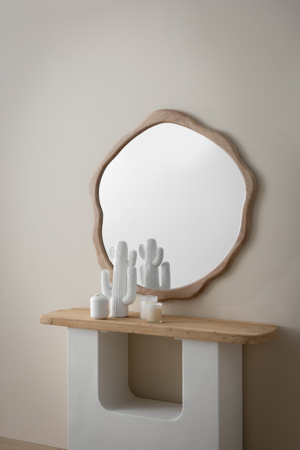 Miroir de forme irrégulière 111 x 120 cm avec cadre en bois d'hévéa - Maisons du Monde