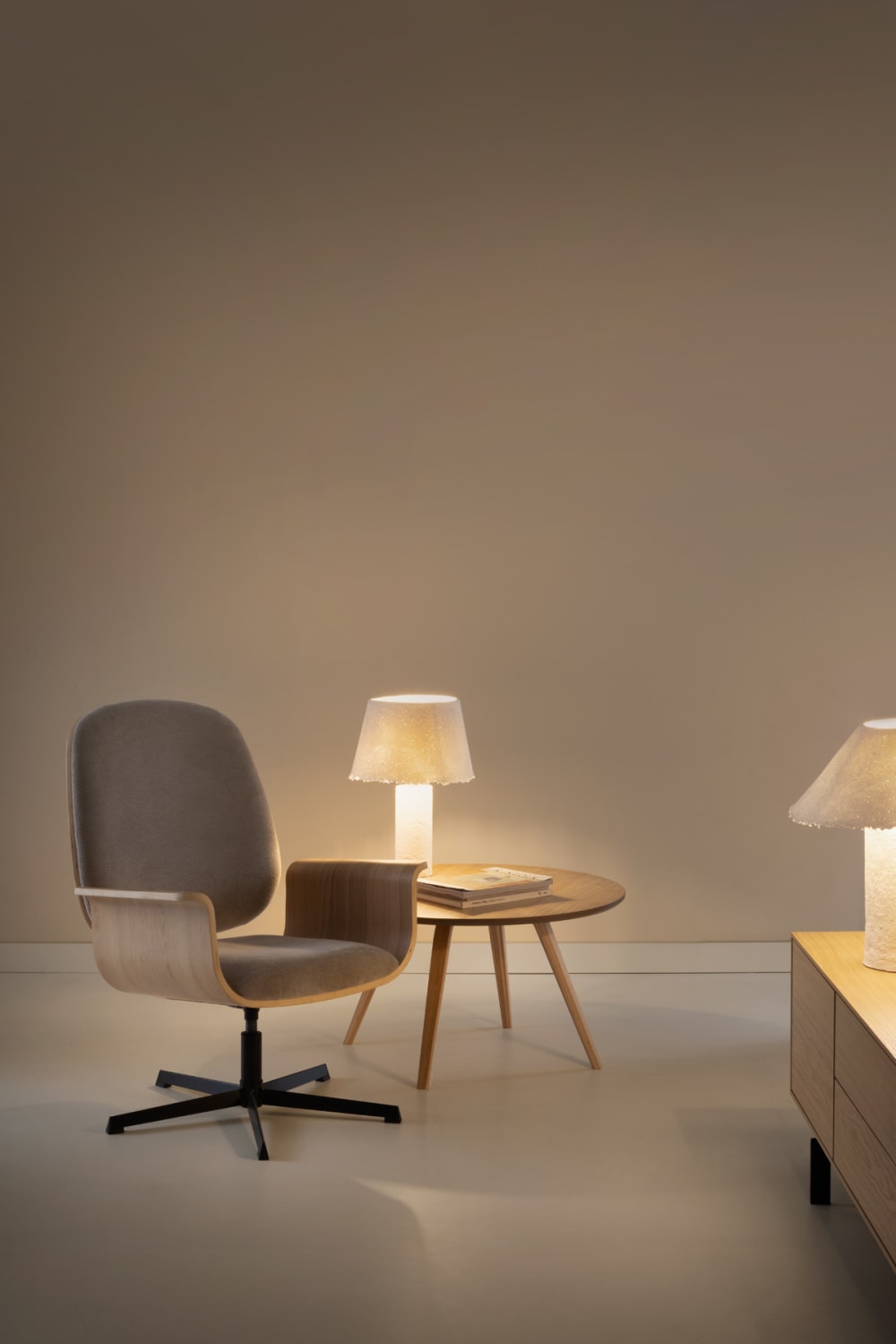Fauteuil pivotant en chêne, avec assise et dossier rembourrés