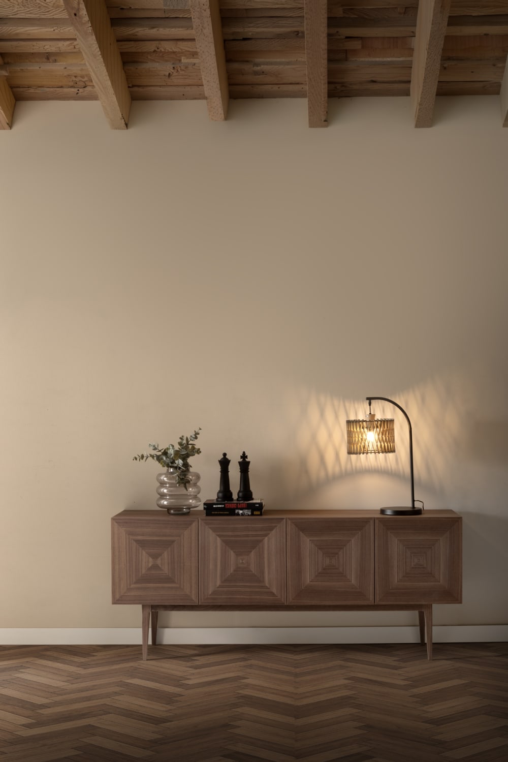 Buffet 4 portes plaqué noyer avec pieds hauts en bois