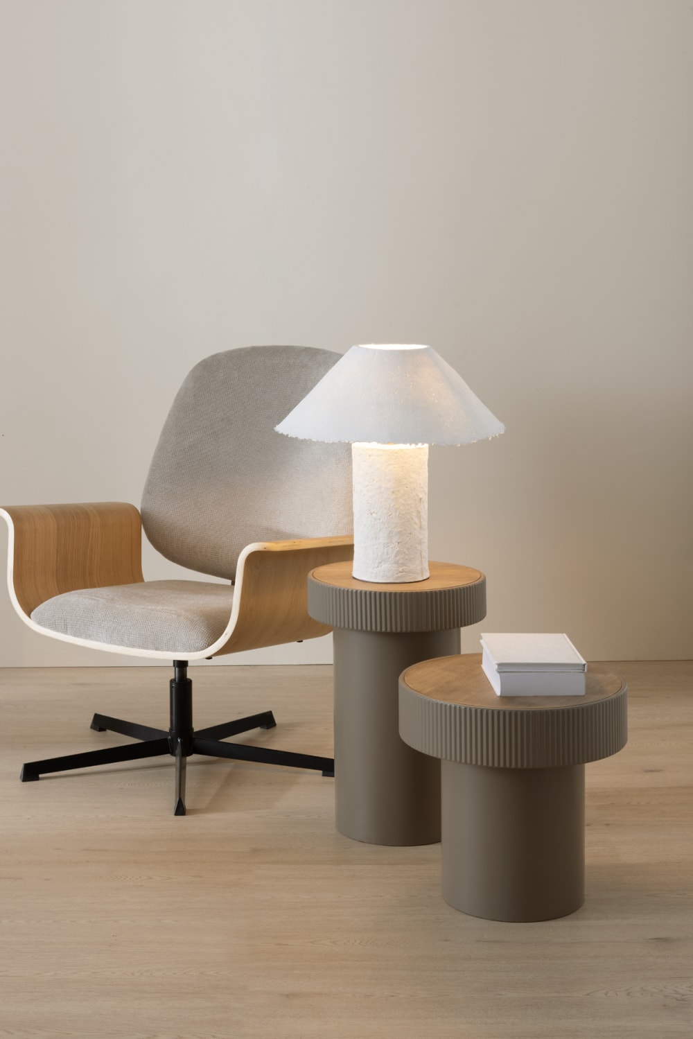 Table basse en métal taupe plaqué bois d'hévéa