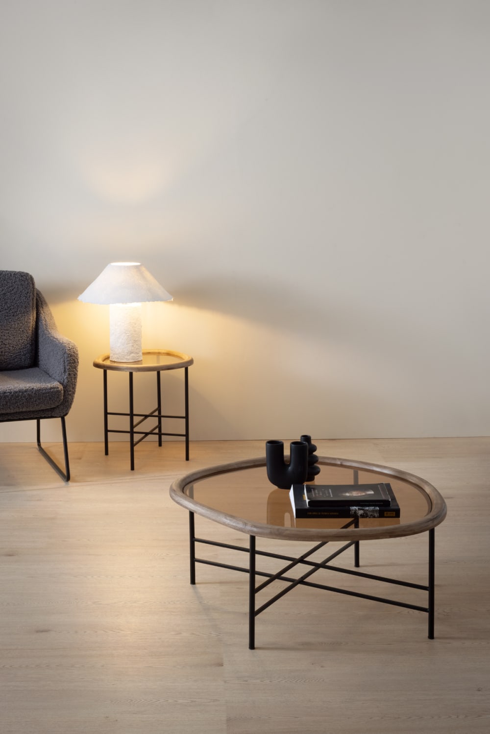 Table basse en métal et verre avec cadre en bois d'hévéa