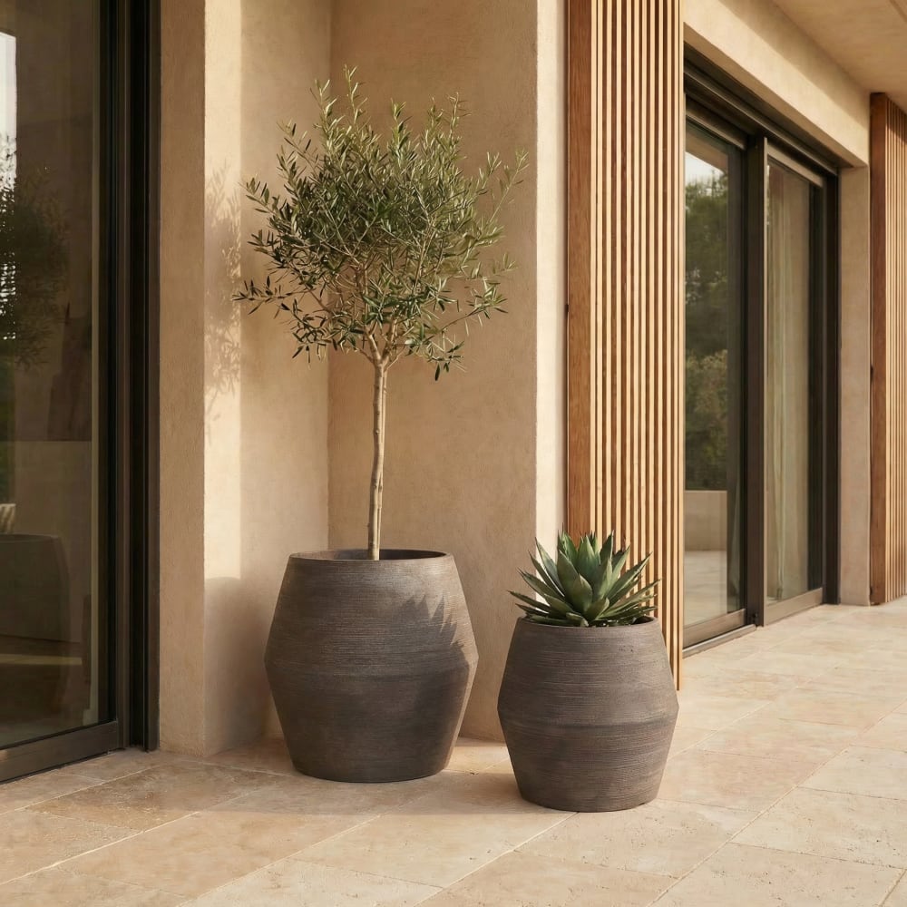 Cache-pot décoratif en ciment marron foncé h43