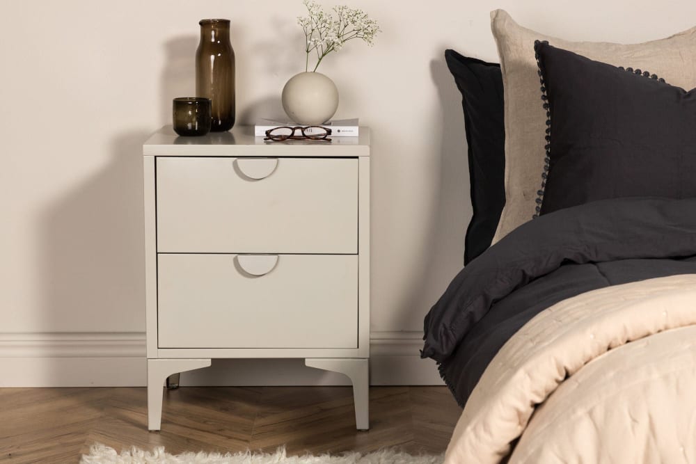Nachttisch Piring mit 2 Schubladen aus Metall, beige - Maisons Du