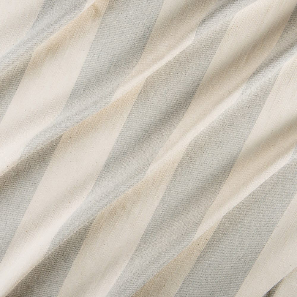 Coussin décoratif à rayures bicolores au rendu satiné coton gris clair