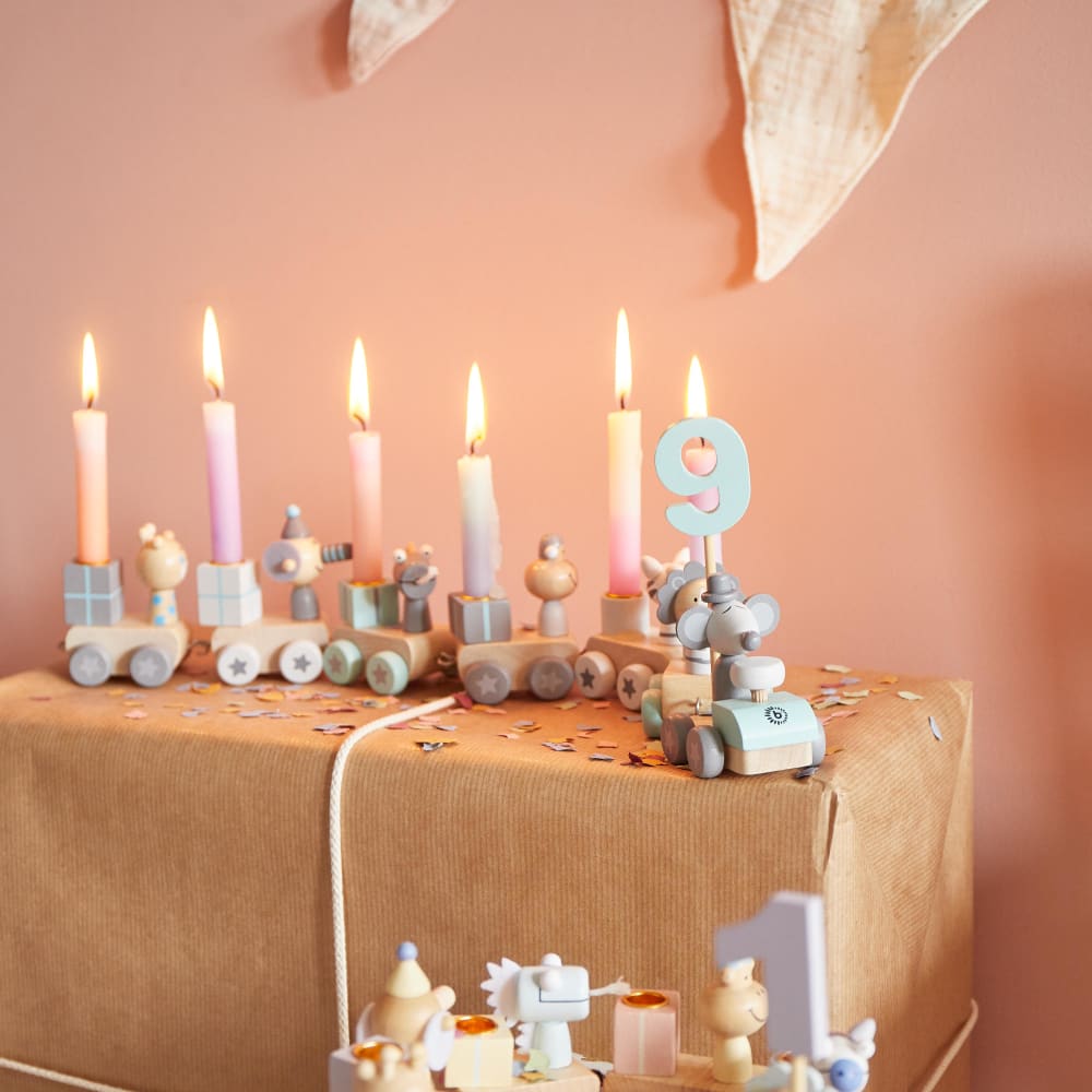 Geburtstagszug aus Holz im Candy-Look, 28-teilig - Maisons Du