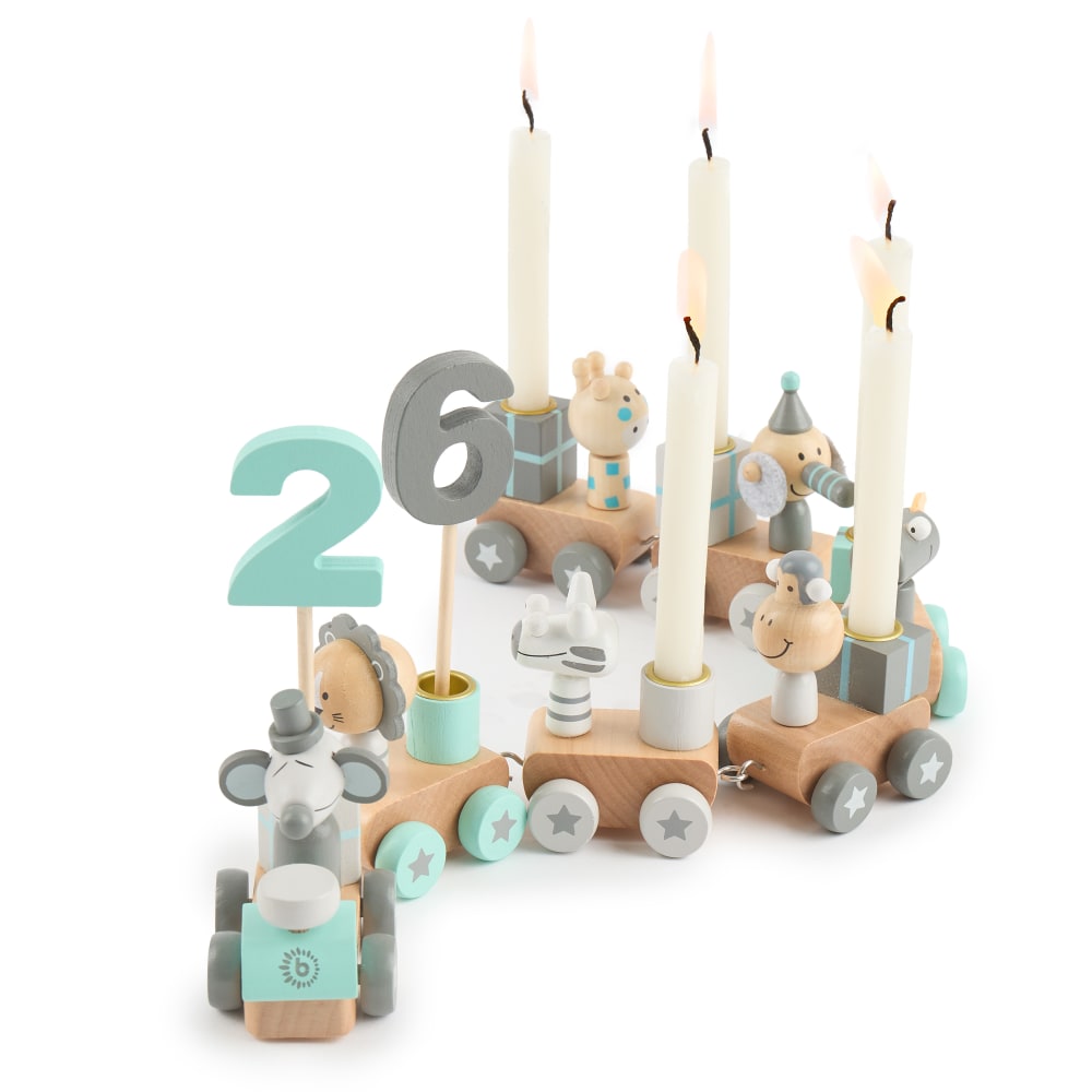 Train d'anniversaire en bois style scandi avec 6 bougies Train d'anniversaire en bois style scandi avec 6 bougies