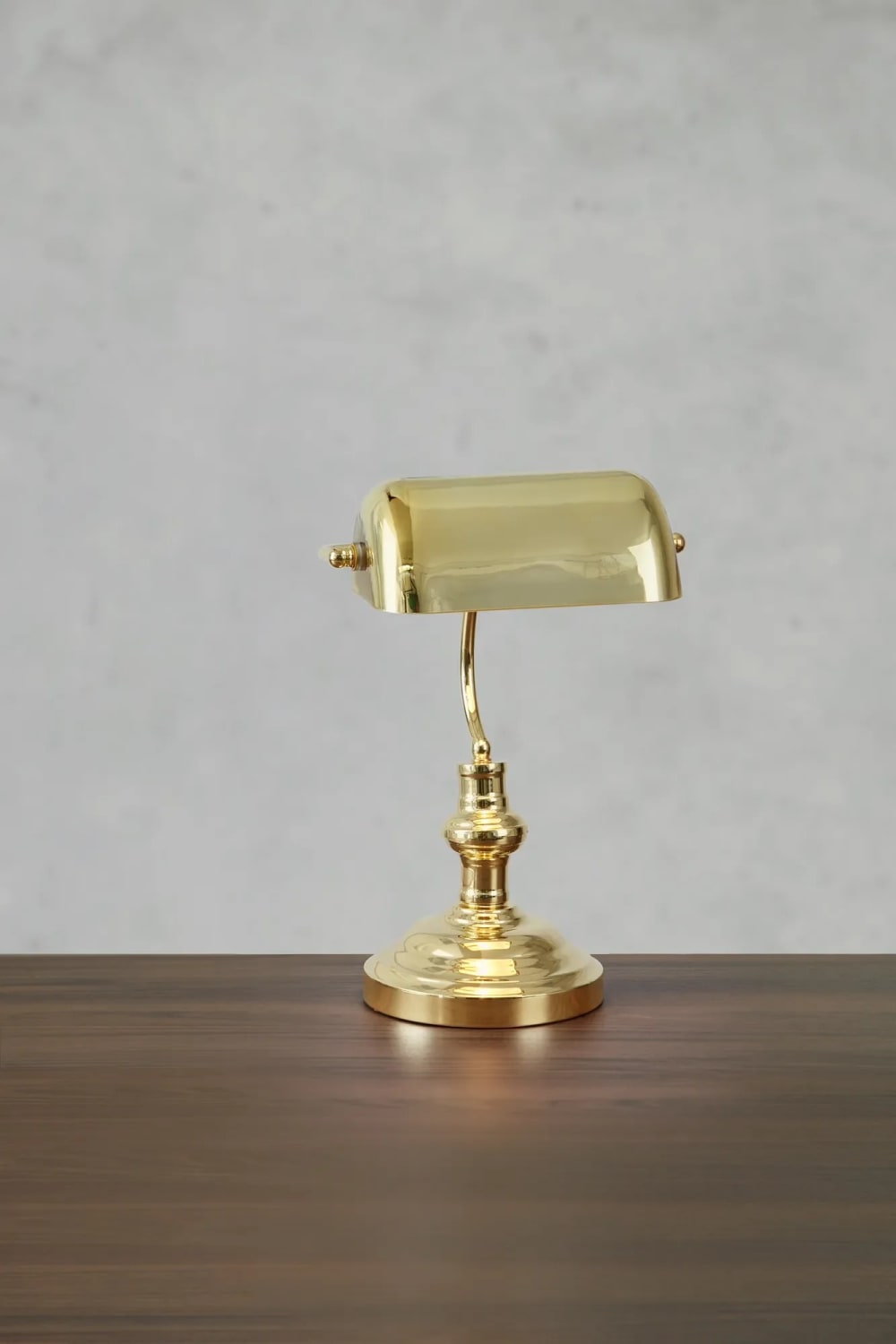 Lampe de table en métal laiton — vue 3