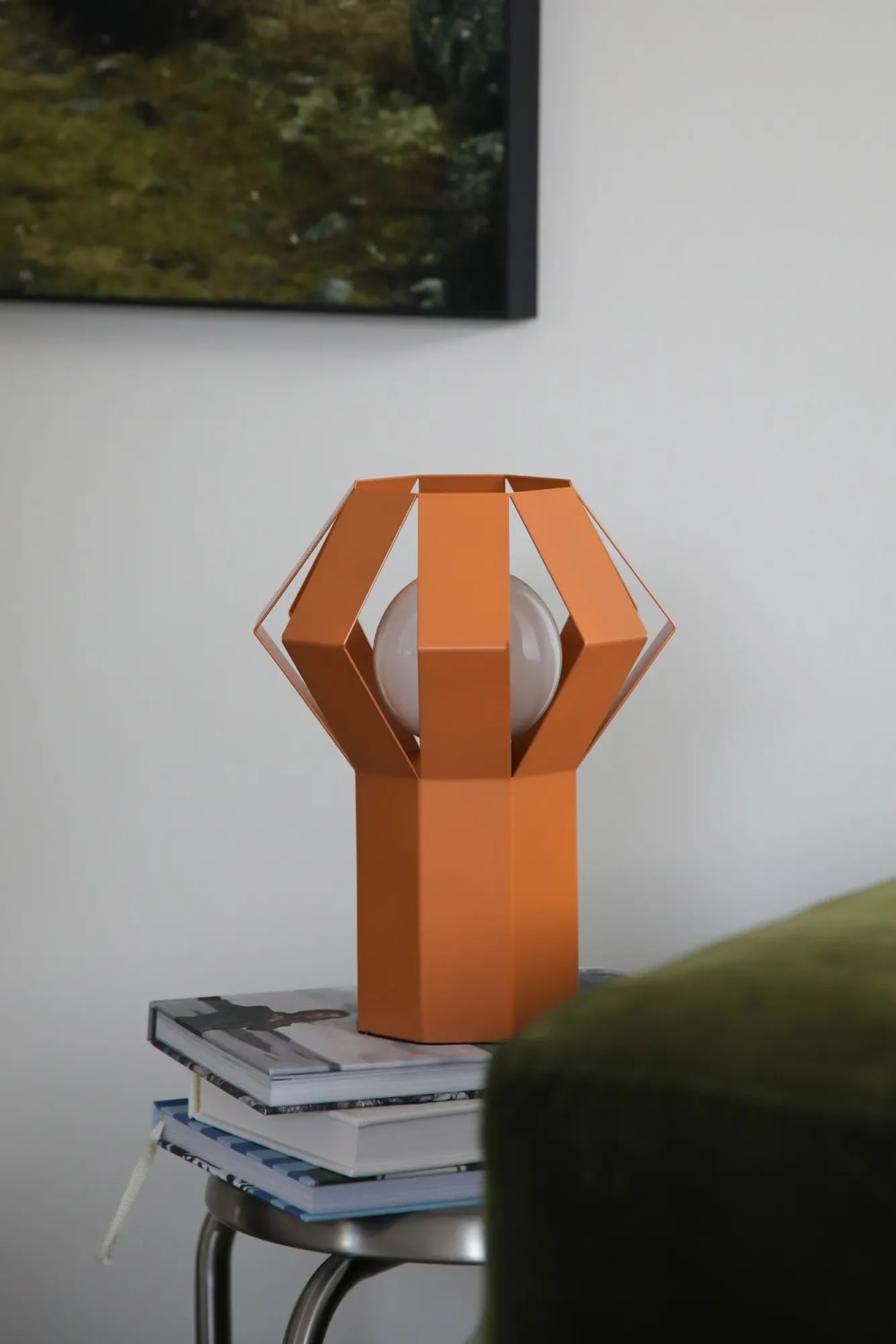 Lampe de table design en métal orange — vue 3