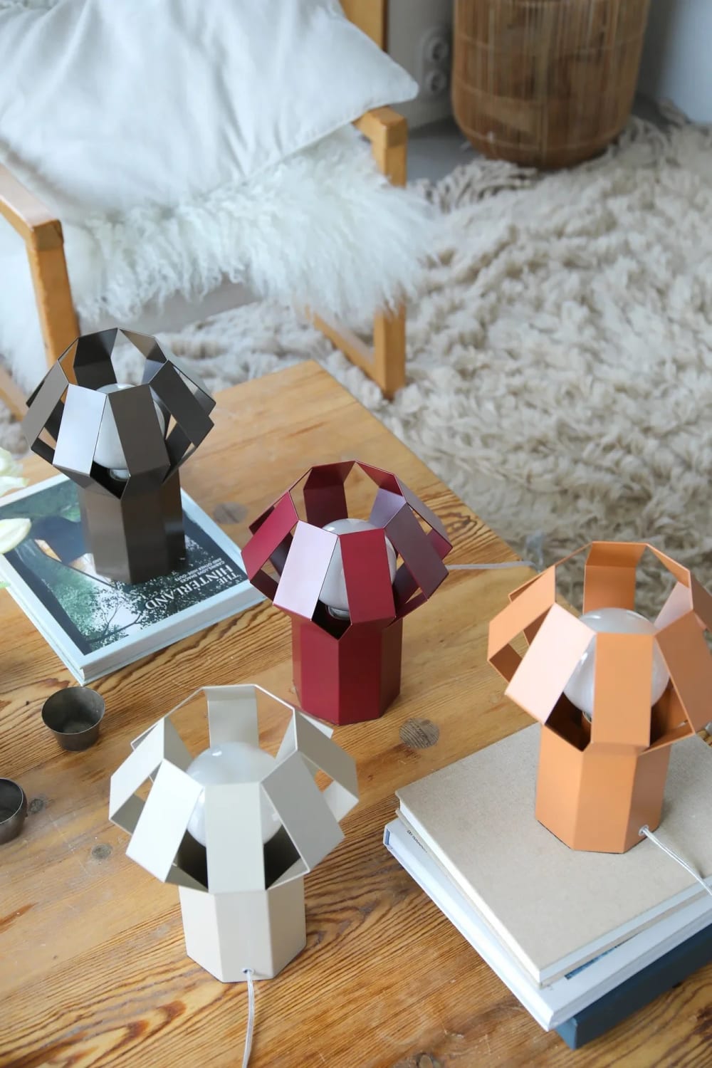 Lampe de table design en métal orange — vue 4