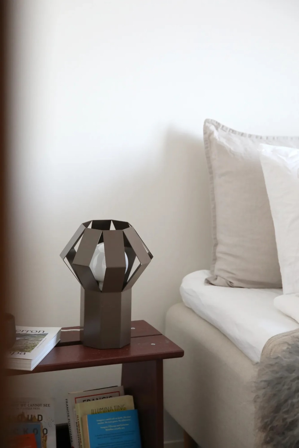 Lampe de table design en métal marron — vue 3