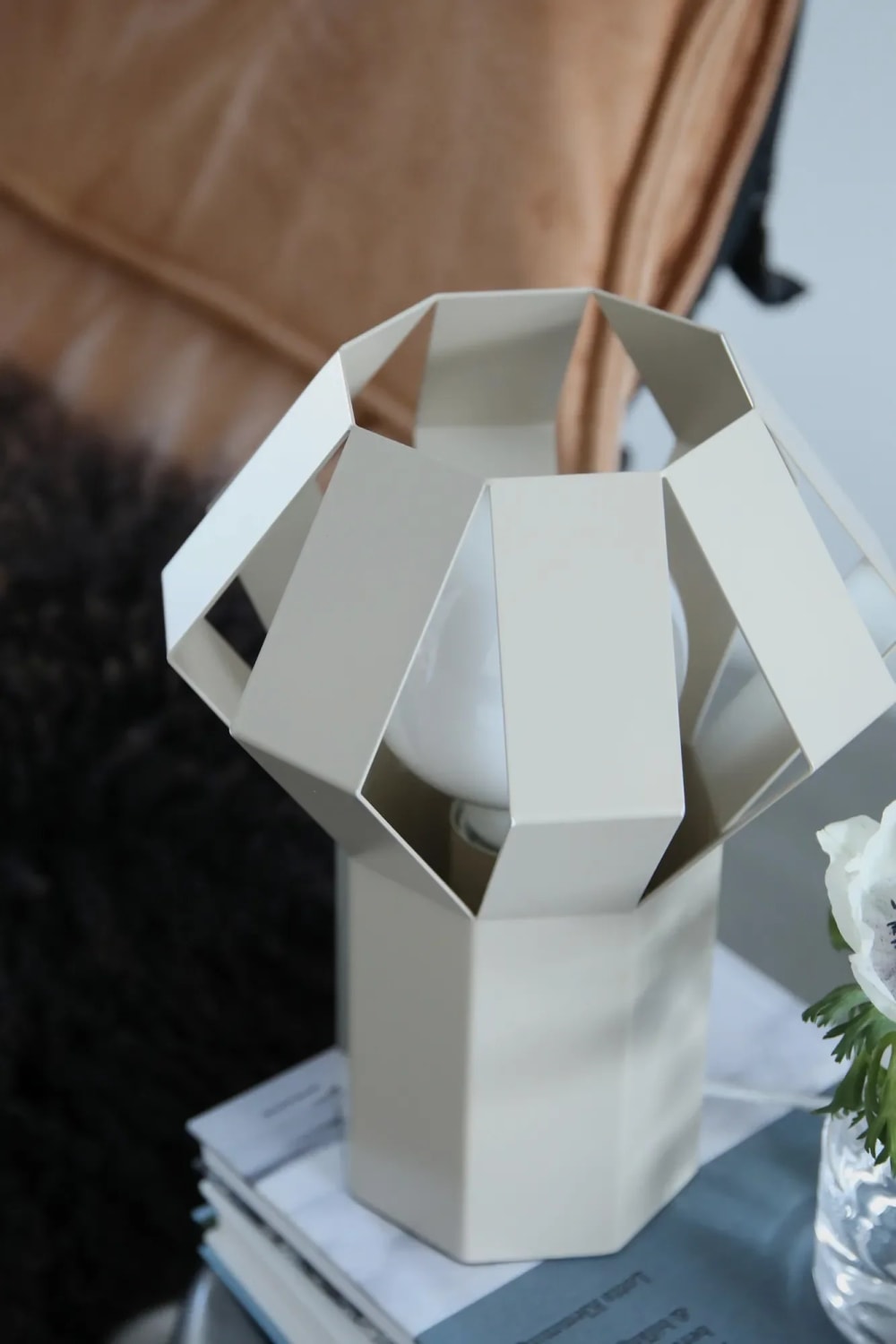 Lampe de table design en métal beige — vue 3