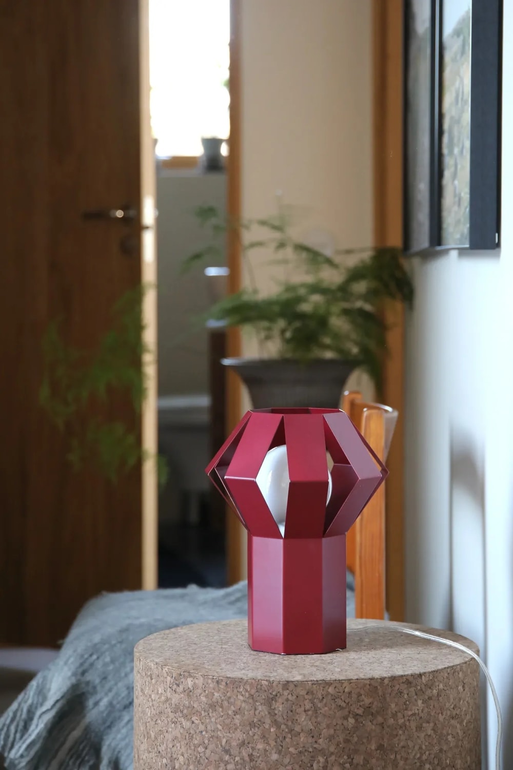 Lampe de table design en métal rouge — vue 3