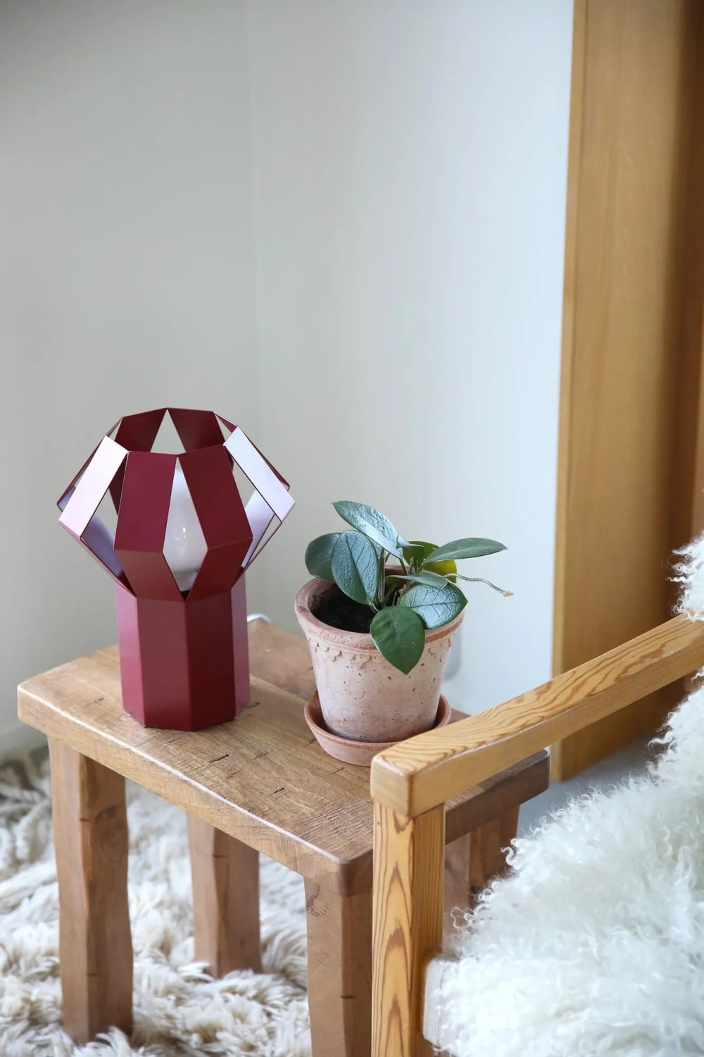 Lampe de table design en métal rouge — vue 4
