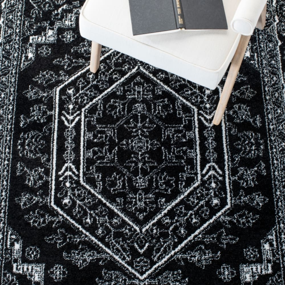 Tapis médaillon en polypropylène noir/blanc, 122 x 183 cm — vue 4