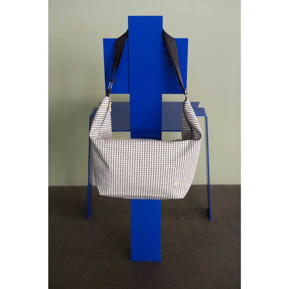 Sac demi-lune  en coton bio caviar 53 x 28 x 12 cm - Maisons du Monde