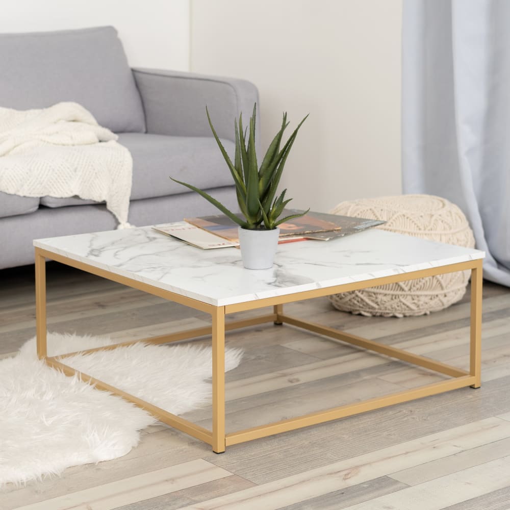 Table basse 80x80 cm effet marbre avec pieds métal doré