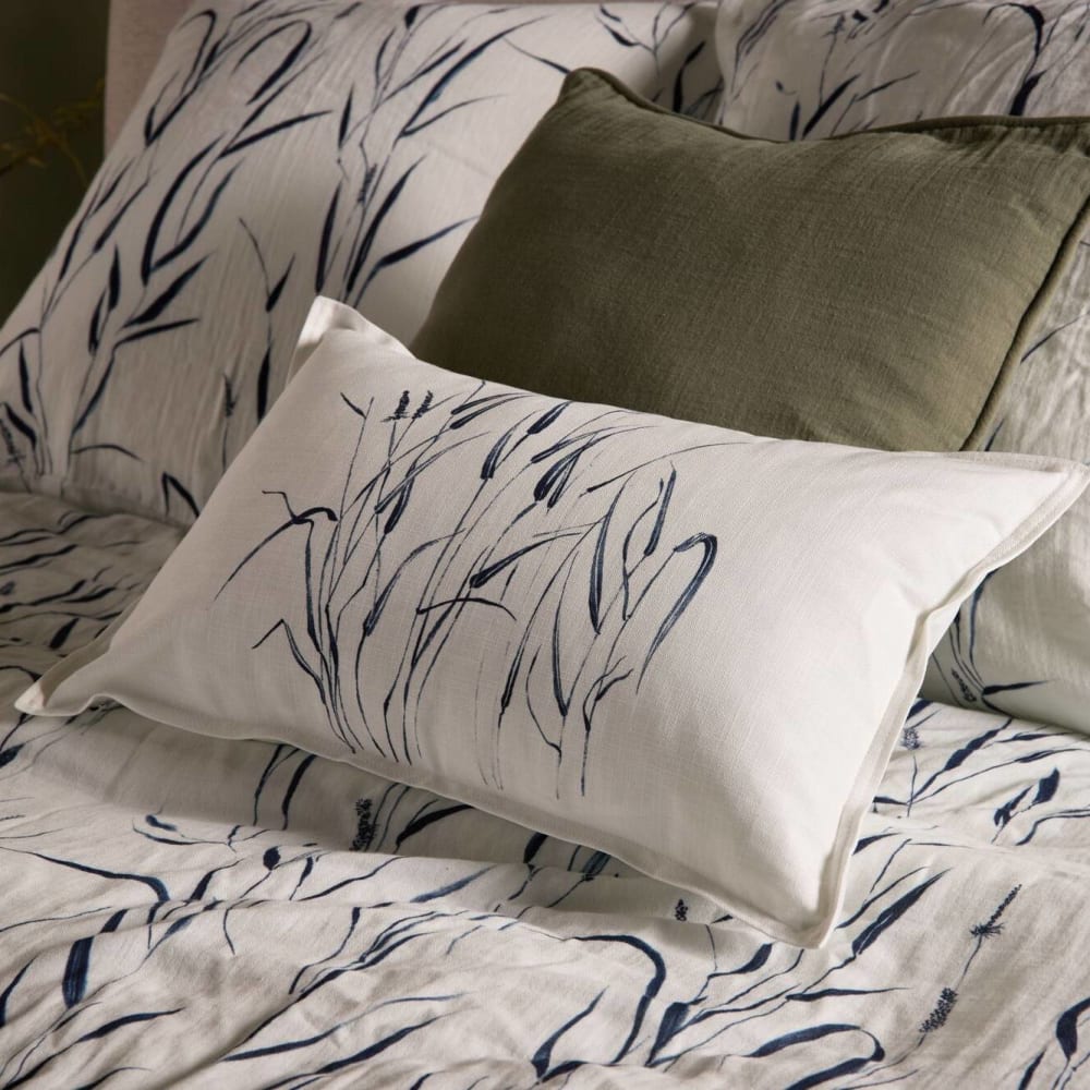 Coussin housse en coton motif ecru/bleu 30 x 50 cm - Maisons du Monde
