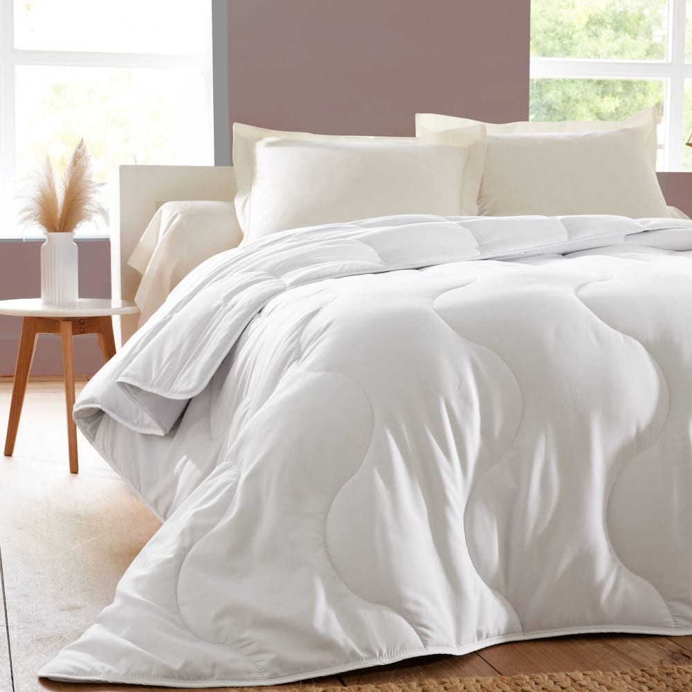 Couette légère en polyester - blanc