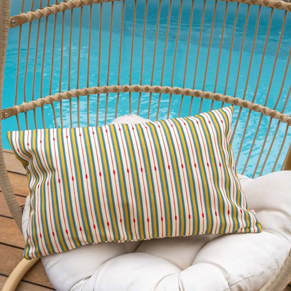 Housse de coussin extérieur 40x60 cm motif rayures ocre - Maisons du Monde