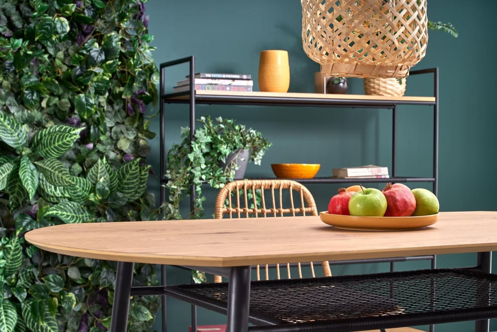 Esstisch aus goldener Eiche mit Rattanregal - Maisons Du Monde