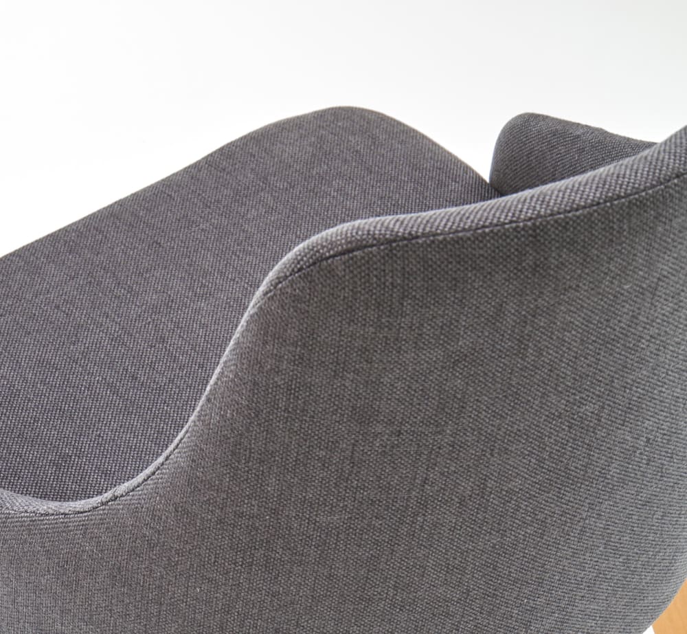 Chaise design scandinave bois et tissu de polyester gris