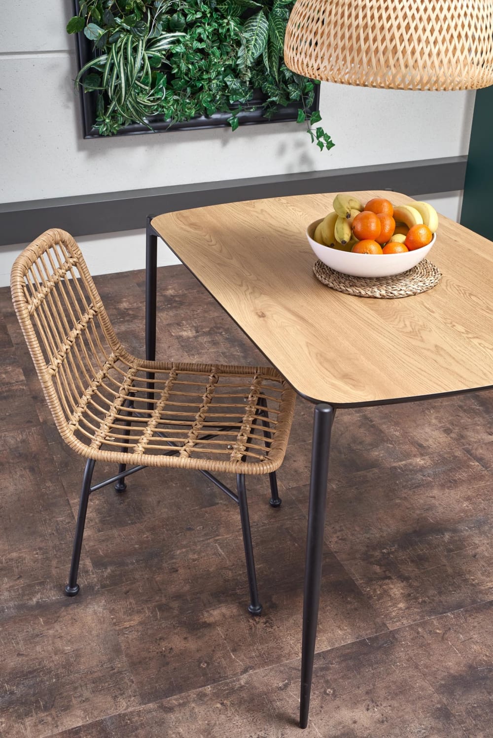 Synthetischer Rattanstuhl mit schwarzen Stahlbeinen - Maisons Du