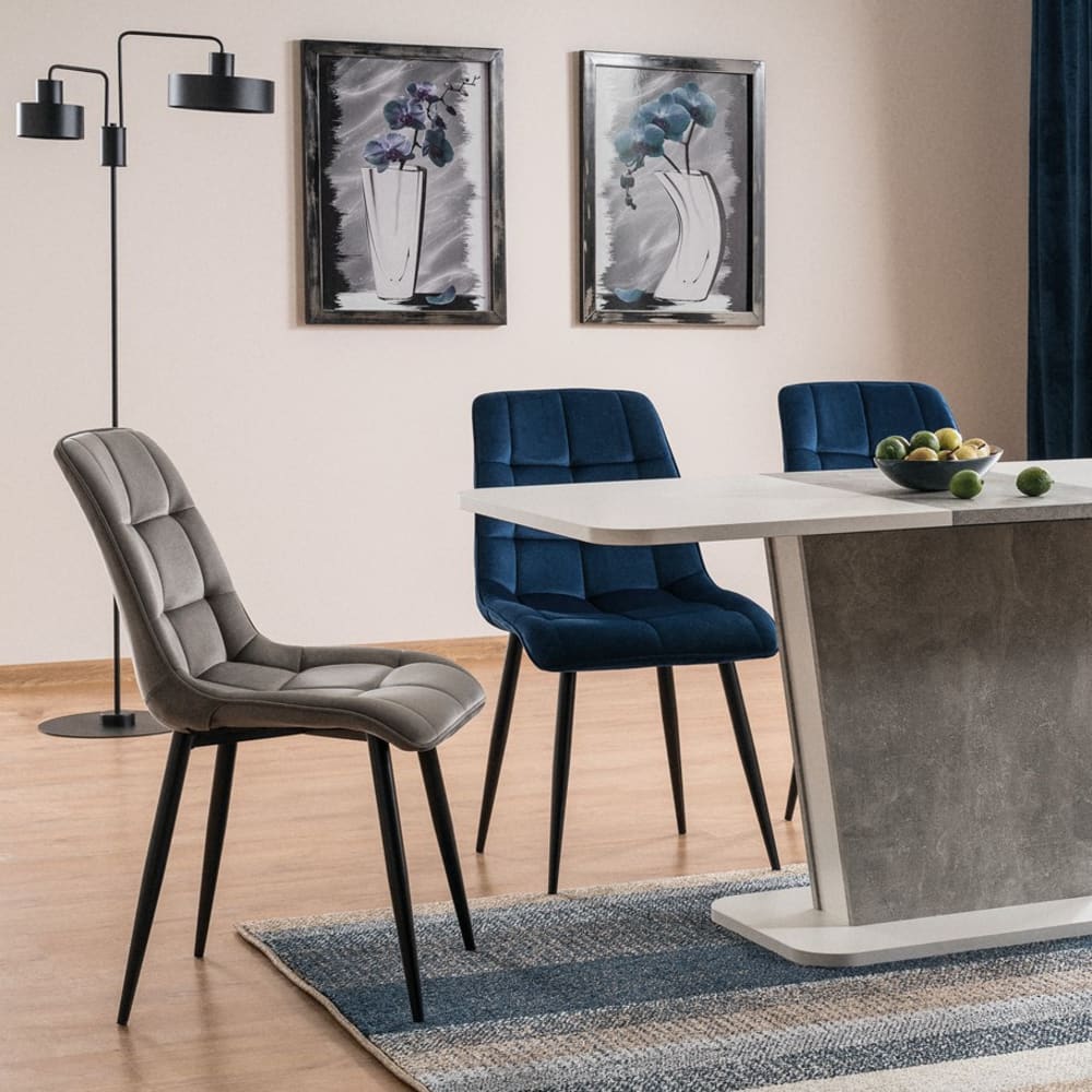 Chaise design velours de polyester bleu pieds noirs
