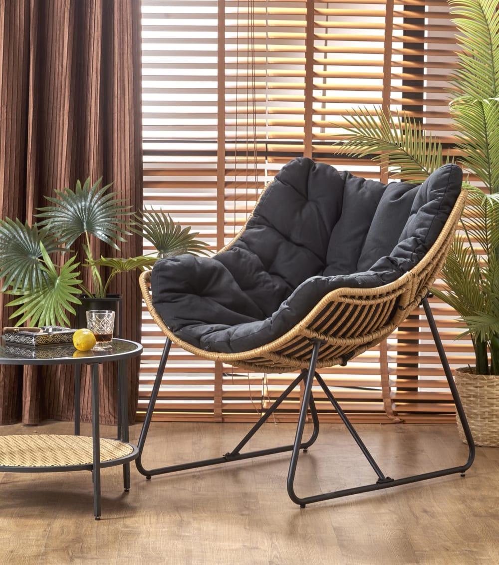Fauteuil lounge en rotin avec coussin et structure en acier