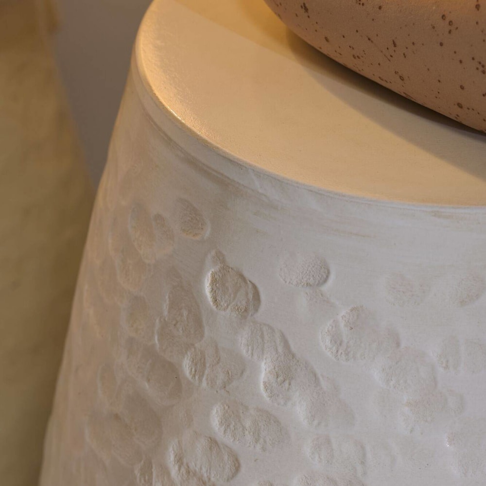 Bout de canapé en céramique martelé beige H40 - Maisons du Monde