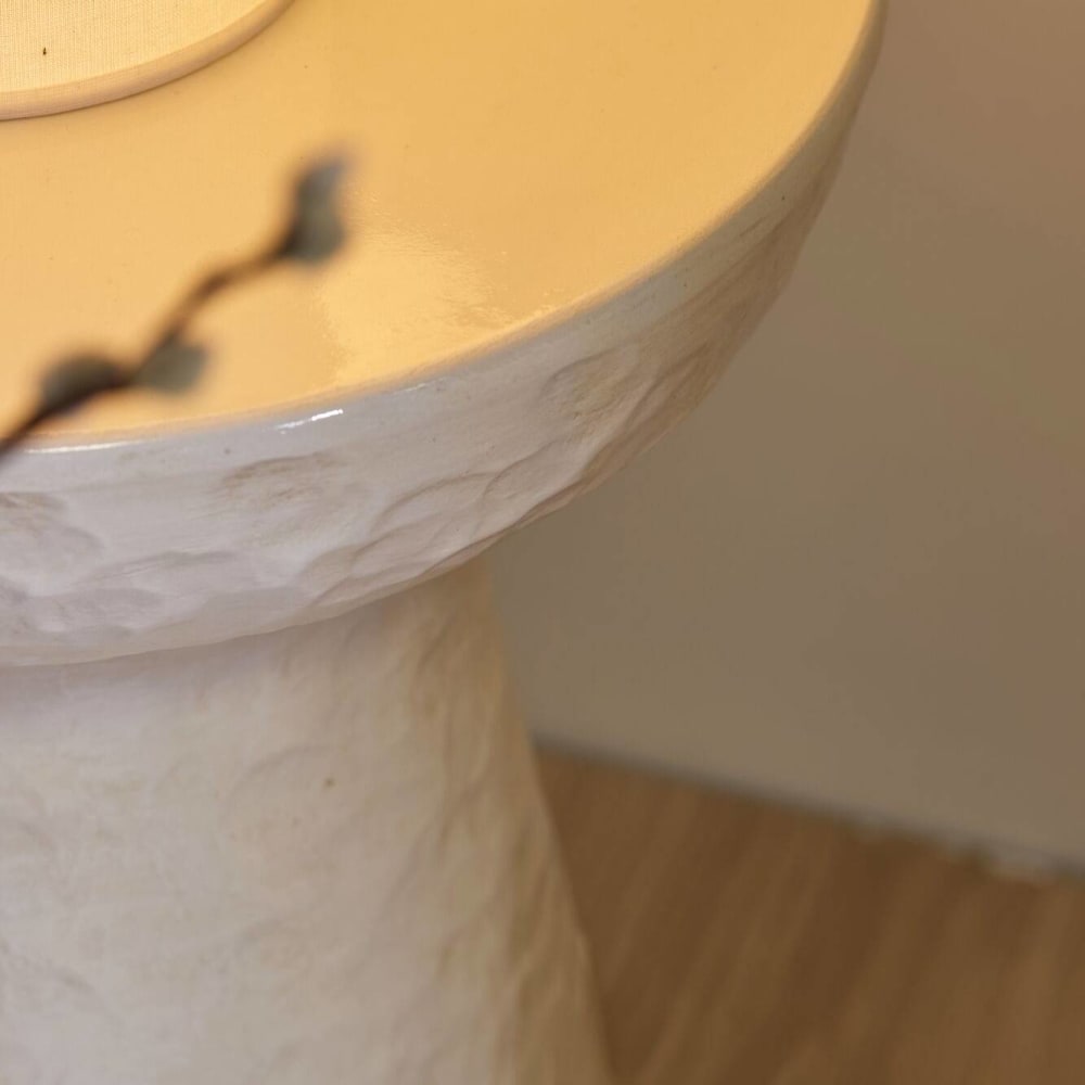 Bout de canapé en céramique martelé beige H40 - Maisons du Monde