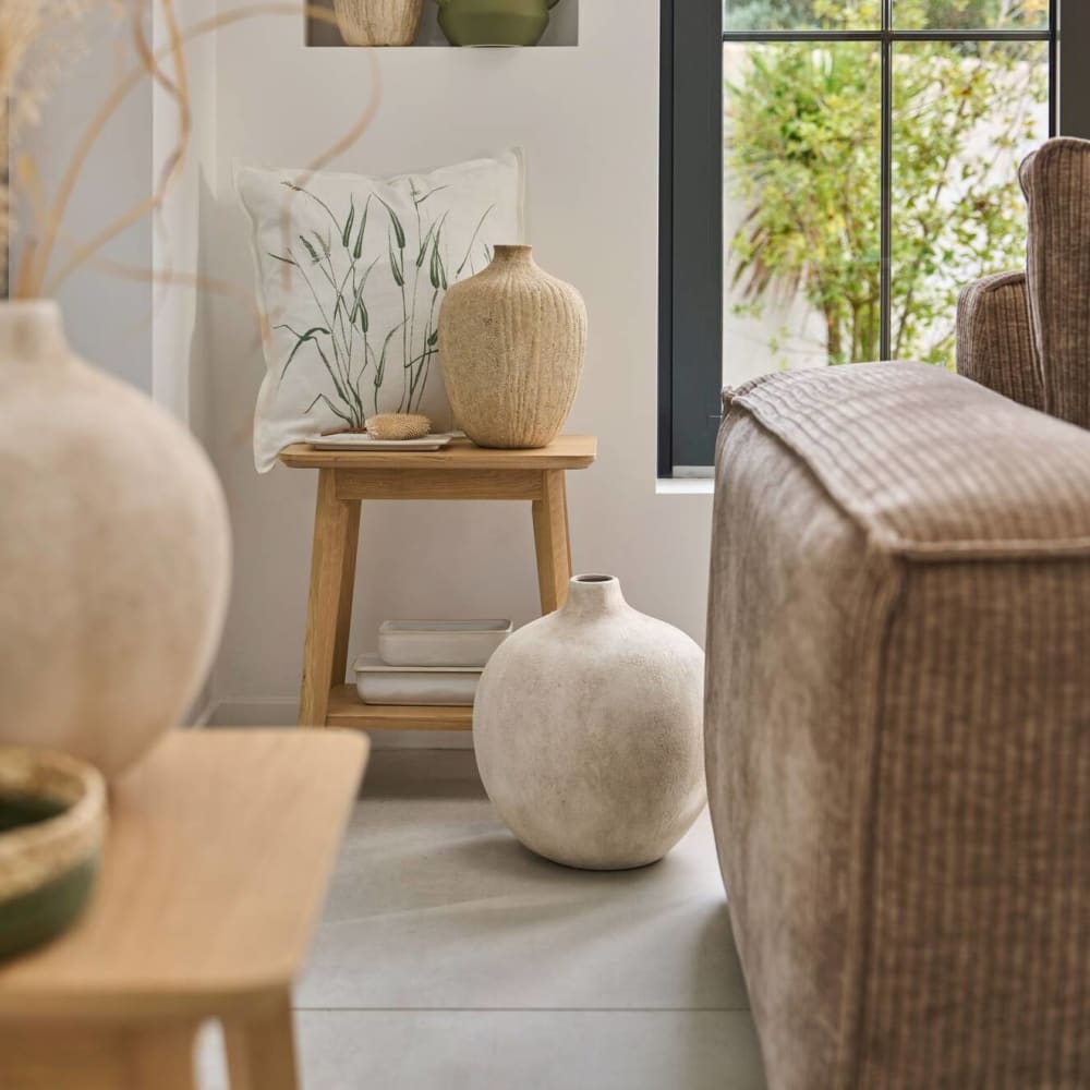Vase décoratif en céramique blanc mat texturé h29 cm — vue 3