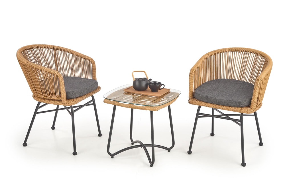 Stuhl im Rattan-Stil mit Kissen und schwarzen Metallbeinen -