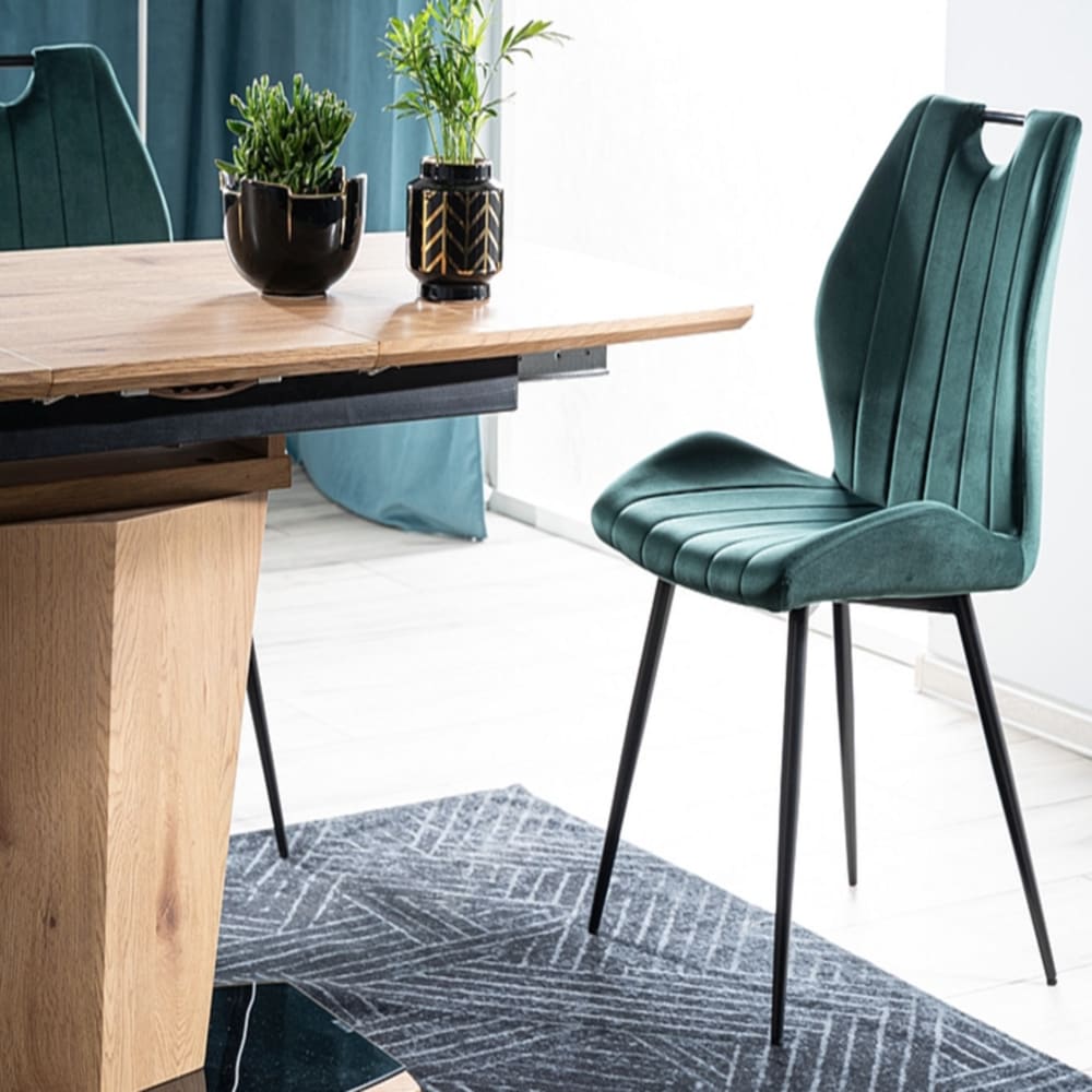 Designstuhl aus schwarzem Metall und grünem Samt - Maisons Du