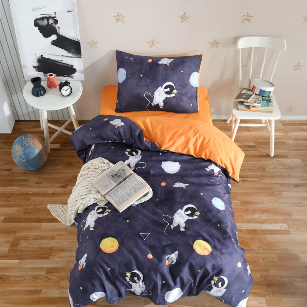 Parure de lit enfant polycoton imprimée astronaute + 1 taie 140x200 cm Parure de lit enfant polycoton imprimée astronaute + 1 taie 140x200 cm