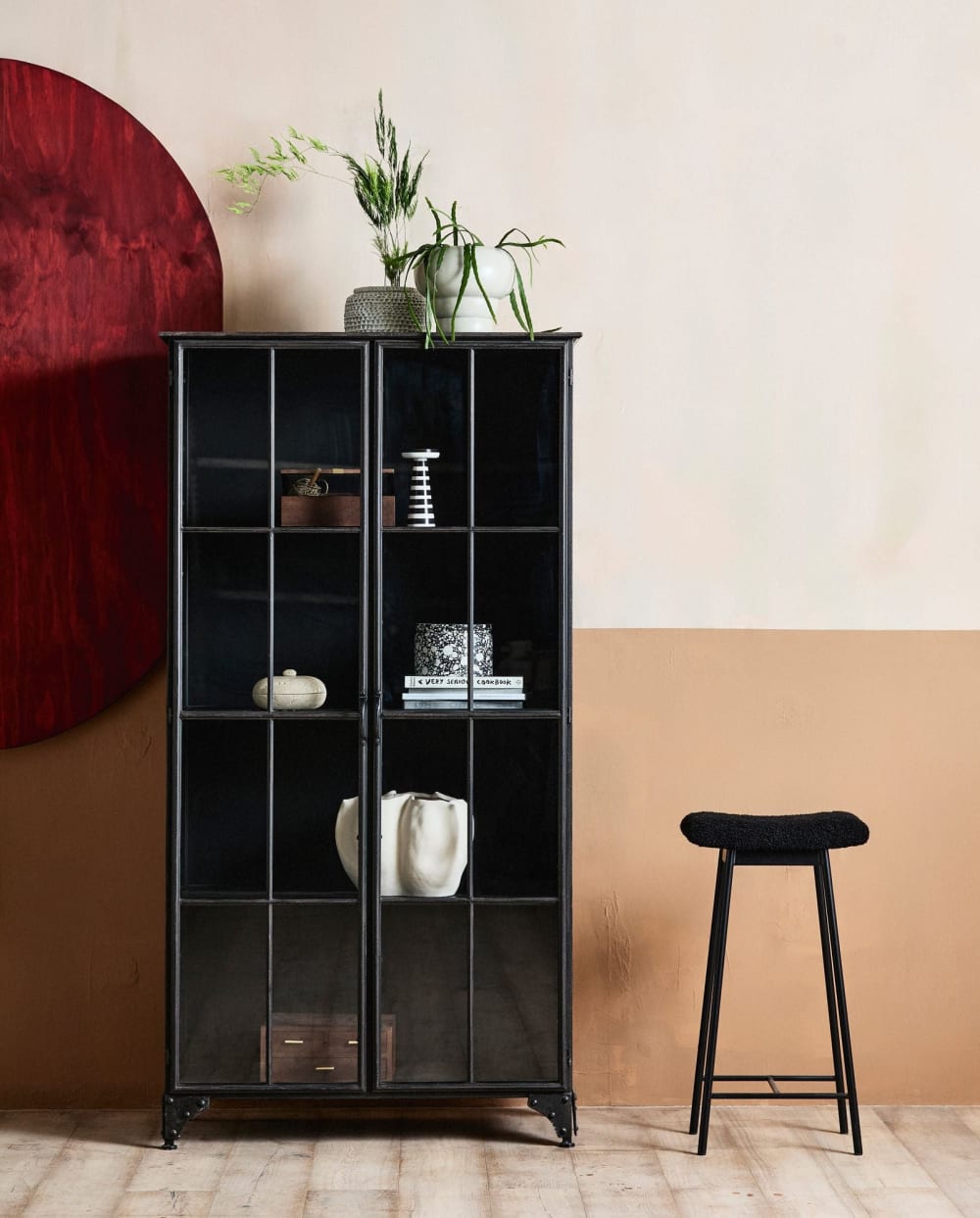 Vitrinenschrank aus Metall mit 2 Türen, Schwarz - Maisons Du