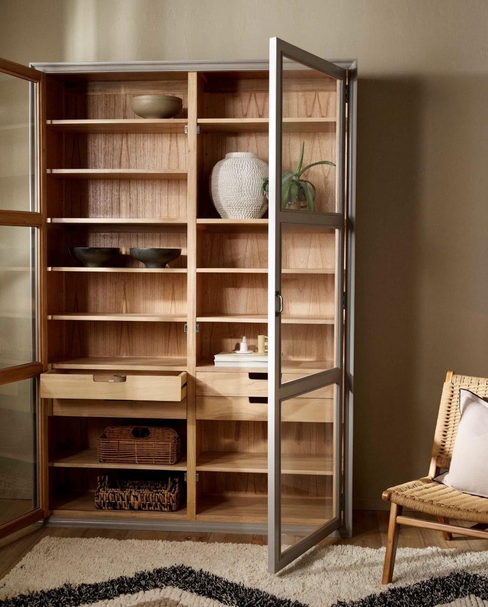 Vitrinenschrank 210cm aus Gmelina Holz mit 2 Türen, Grau -