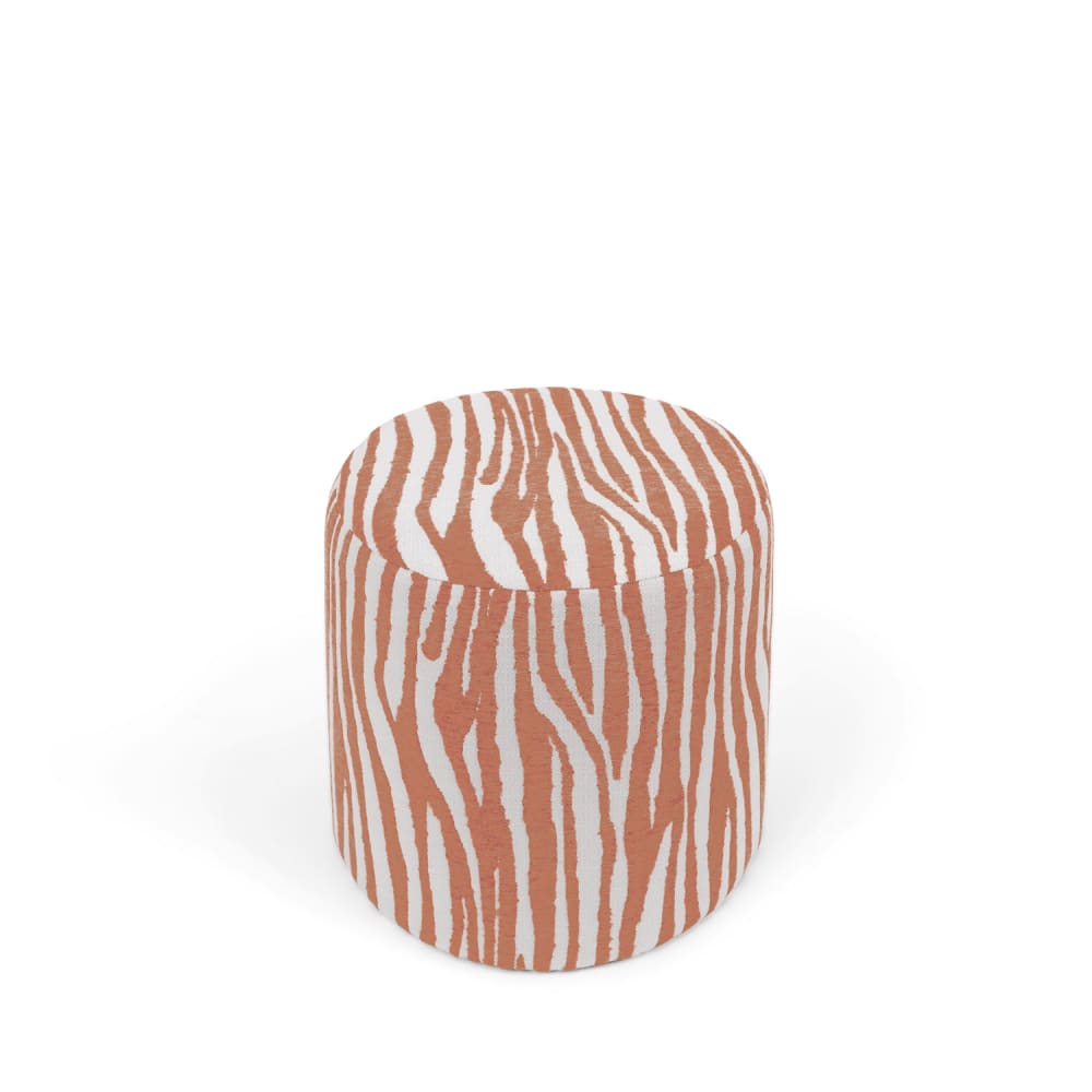 KOKETTO HOME Der Puff Ashford in terrakotta-orange mit zylindrischem Design und Zebramuster. Orange