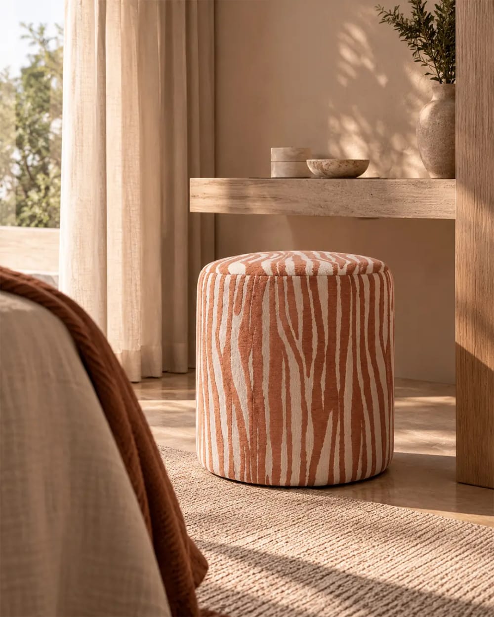 Runder Terrakotta-Puff mit Zebramuster. - Maisons Du Monde