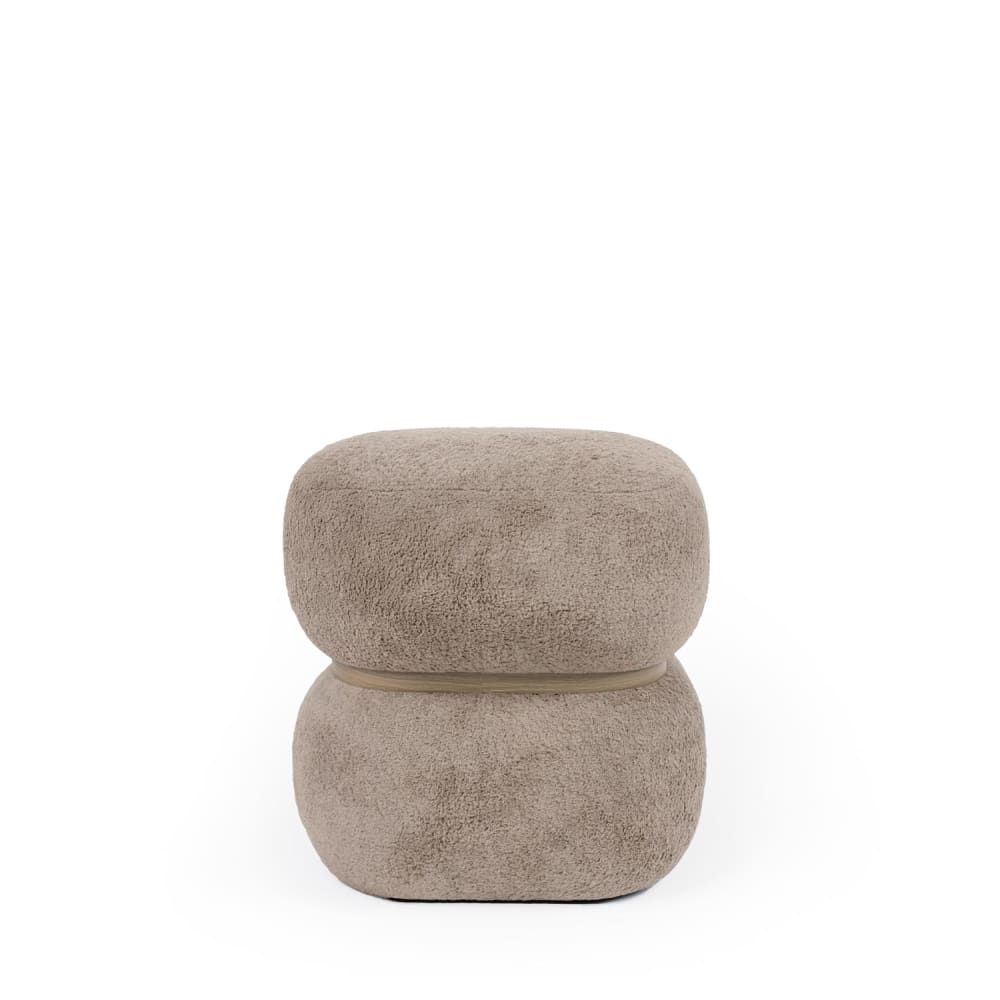 KOKETTO HOME Der Puff Simmons in der Farbe Taupe, bezogen mit Polyester in weichem Teddy-Gewebe. Design mit abgerundeten Formen. Taupe