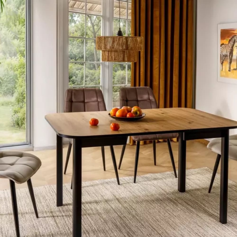 Cappuccino-Samtstuhl und mattschwarze Metallbeine, eleganter Sitz