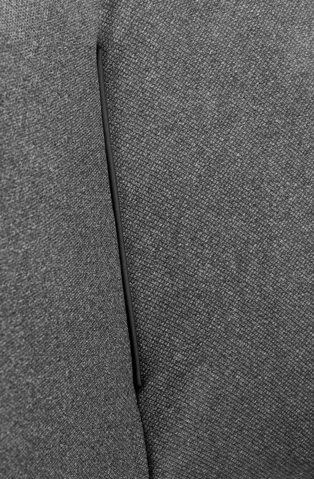 Designerstuhl mit grauem Stoffsitz und schwarzem Metallgestell -
