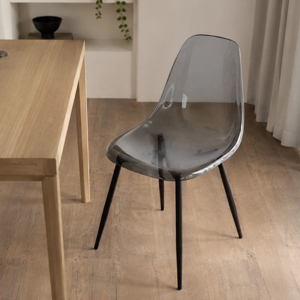 Chaise en plastique gris fumé 53x46x81h cm