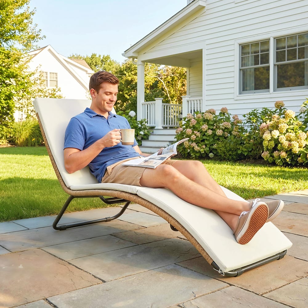 Bain de soleil en résine tressée design en s avec coussin crème