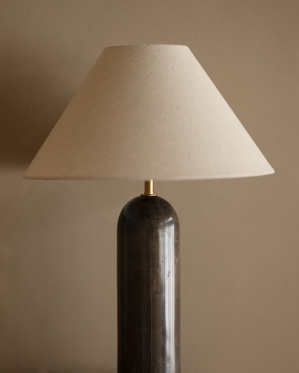 Lampe de table en marbre de couleur naturelle et marron de 51cm — vue 4
