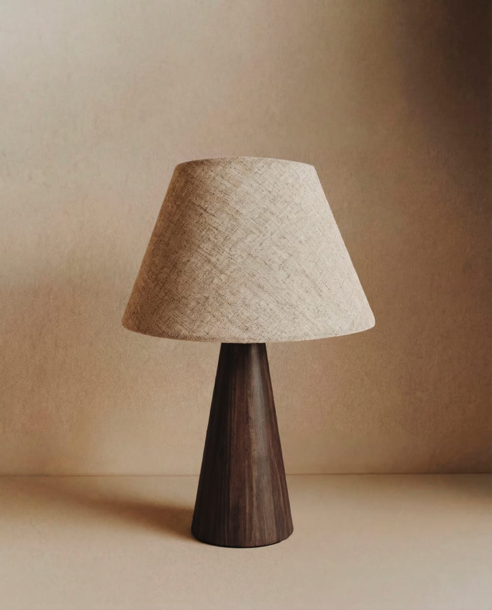 Tischlampe aus Holz und Stoff Schirm natur mit Fuß Eiche dunkel