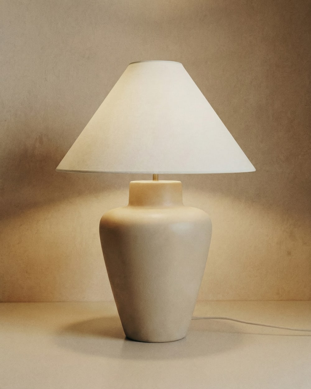 Lampe de table en céramique couleur blanche de 71cm — vue 3