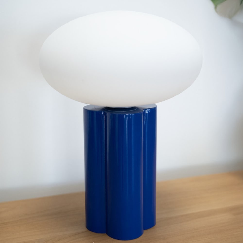 Lampe à poser métal bleu et globe opale — vue 3