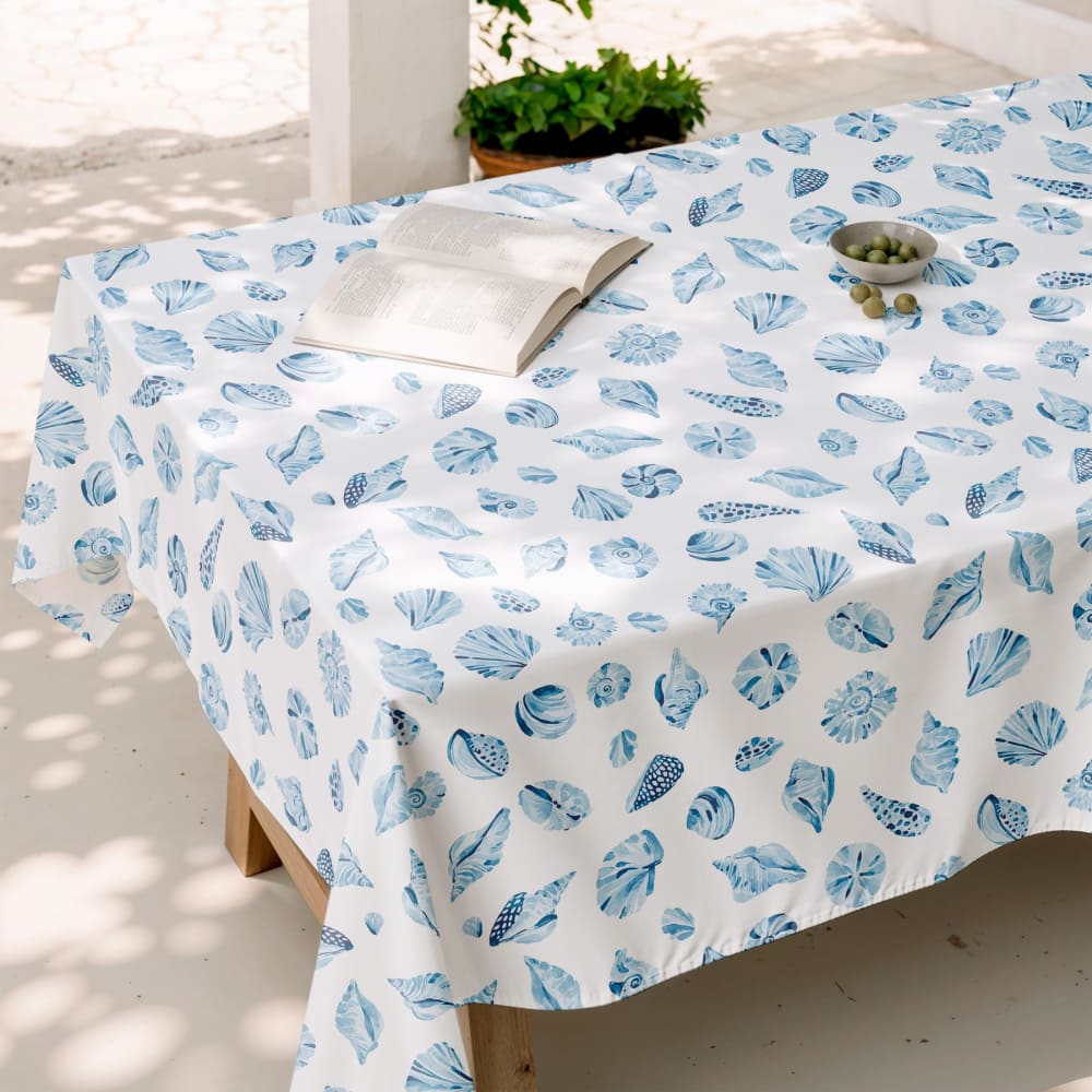 Fleckabweisende Baumwoll-Tischdecke mit blauen Muscheln 155x250 -