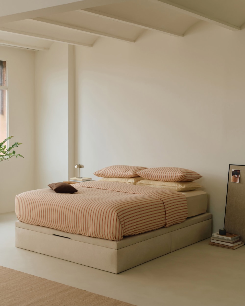 Lit coffre tapissé beige 160 × 200 cm avec tissus naturels