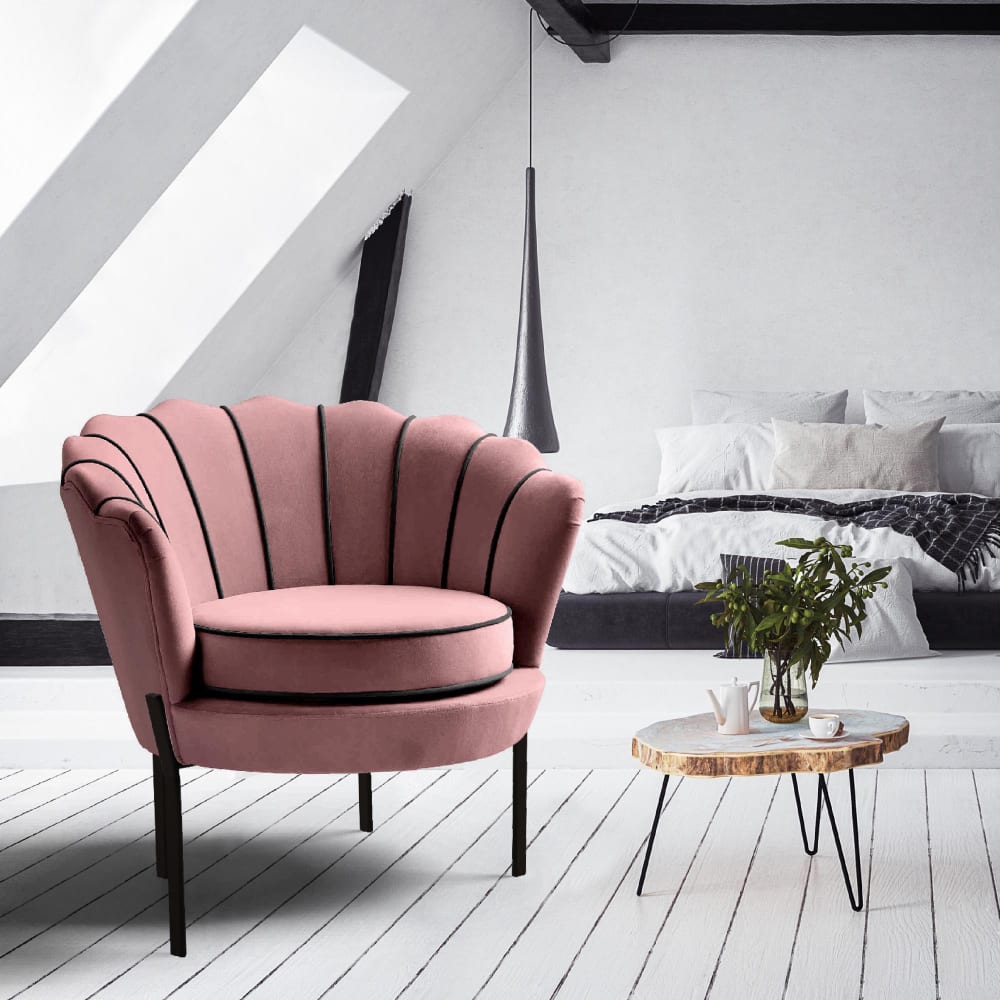 Fauteuil coquillage en velours de polyester rose avec pieds en acier